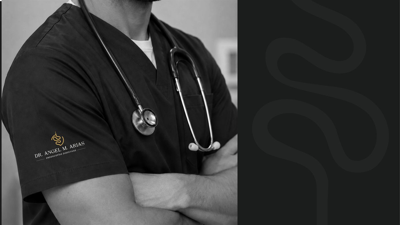 Mockup de uniforme médico con branding aplicado