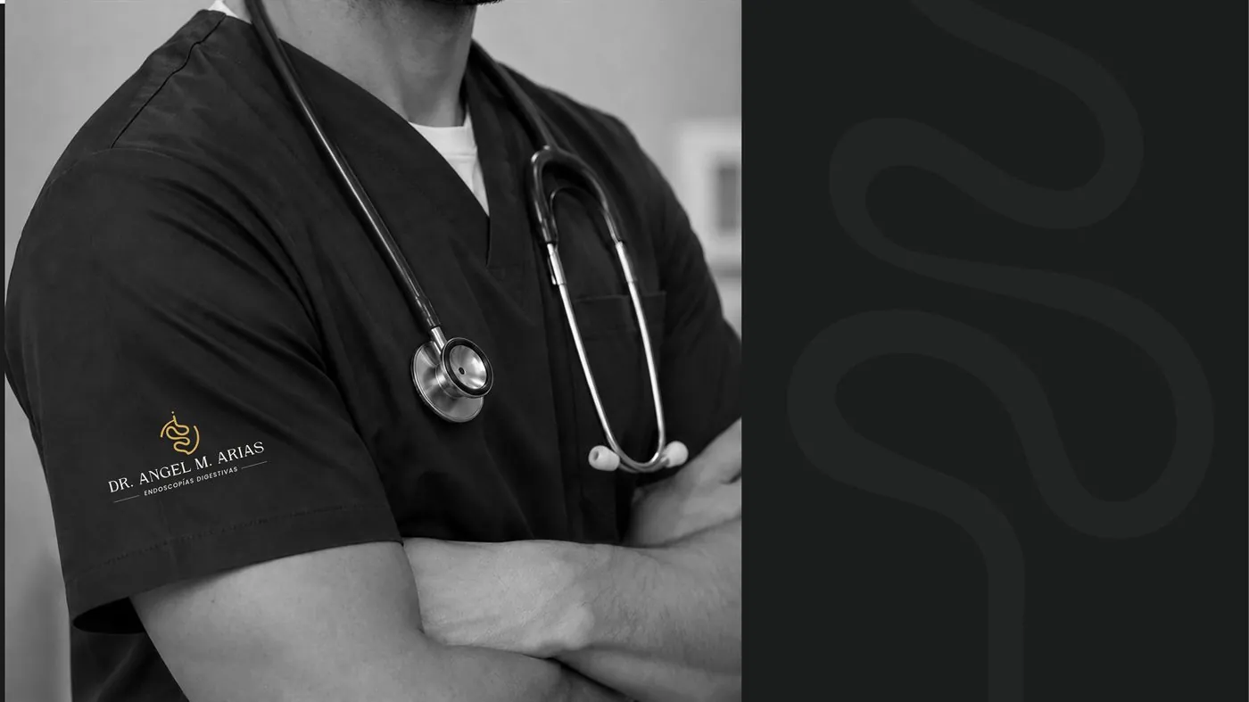 Mockup de uniforme médico con branding aplicado