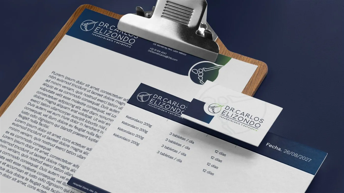 Mockup de papelería y tarjetas del Dr. Carlos Elizondo con su identidad de marca