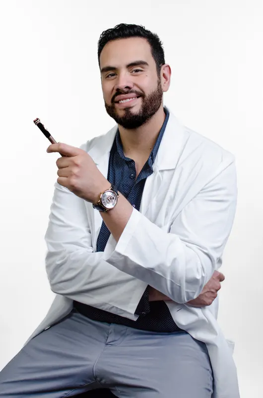 Retrato de estudio de un médico especialista con bata blanca