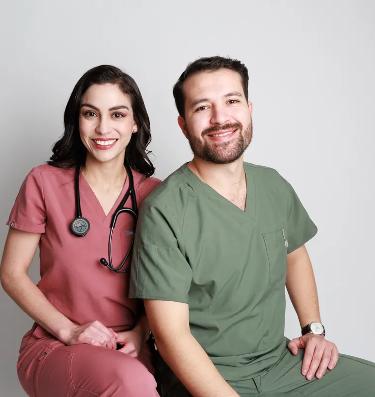 Retrato de estudio de dos especialistas médicos en uniforme quirúrgico