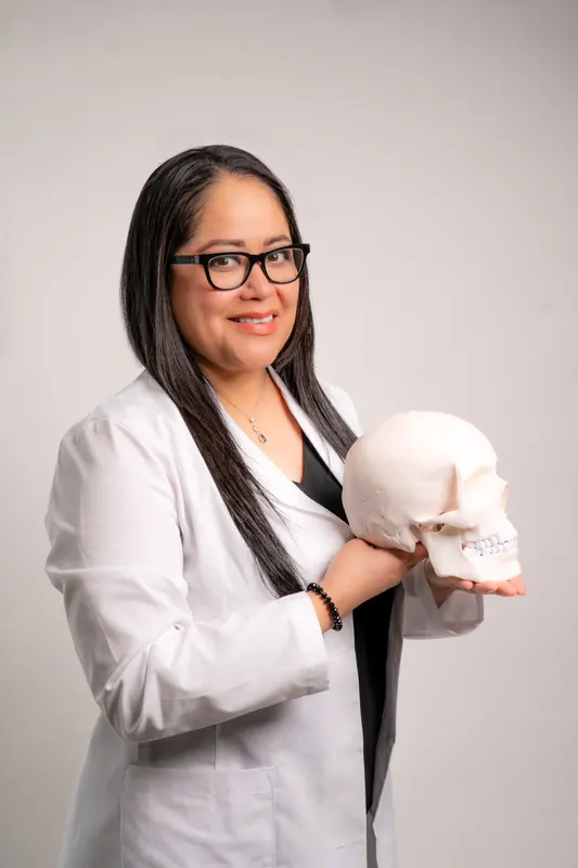 Retrato de estudio de una especialista sosteniendo un modelo anatómico