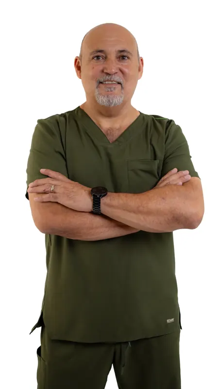 Retrato de estudio de un cirujano en uniforme quirúrgico