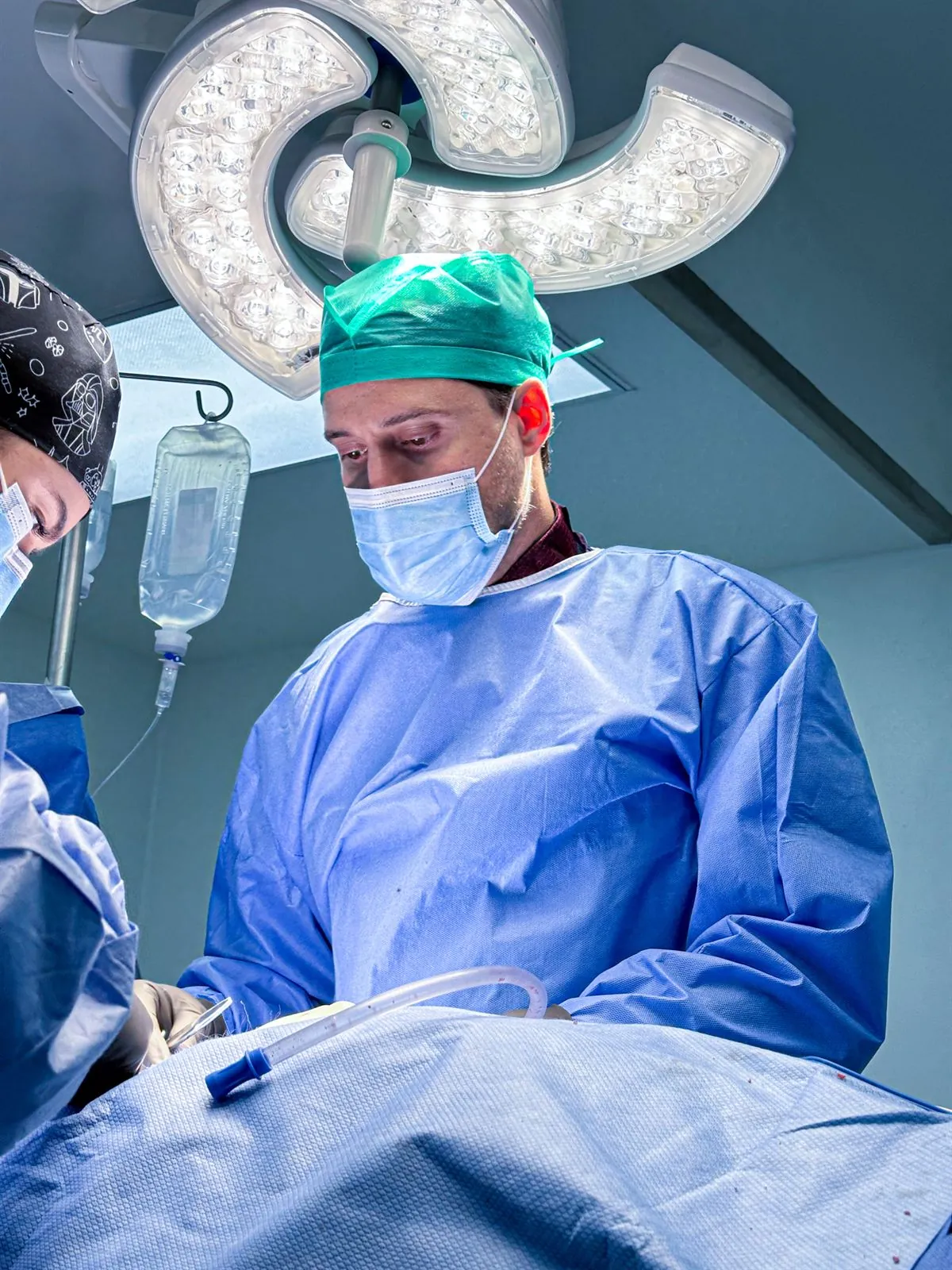 Equipo médico documentado durante un procedimiento en quirófano