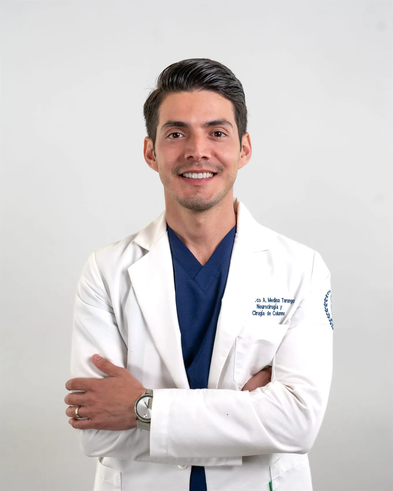 Retrato profesional de un médico especialista en sesión de estudio